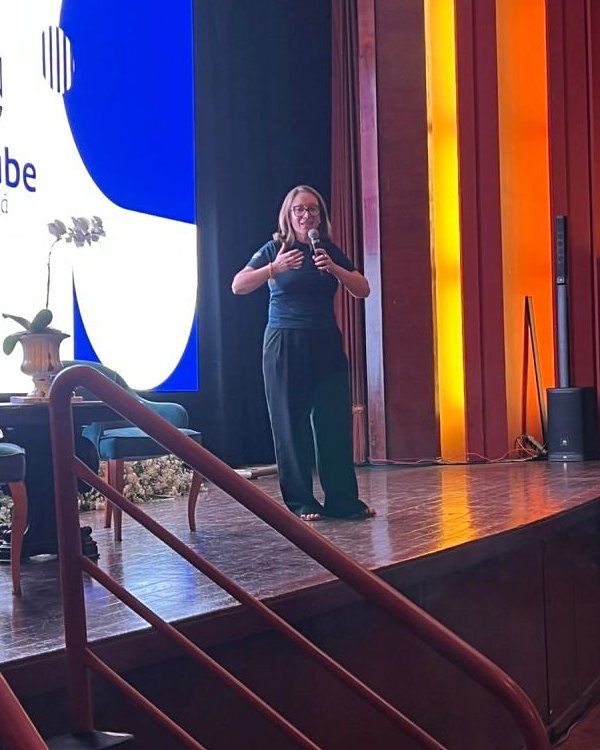 Cláudia Weiss no palco da Uniube Araxá