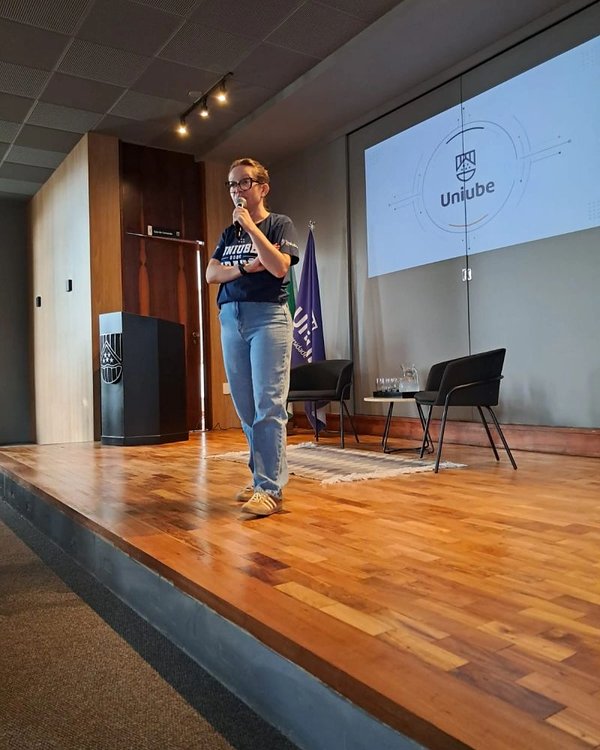 Cláudia Weiss palestrando na Uniube